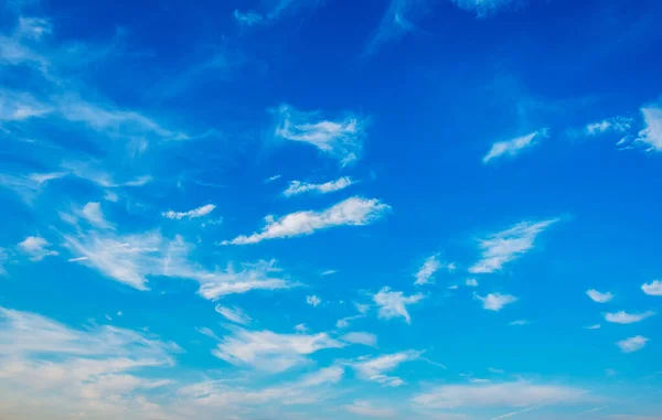 青空に白い雲 — ストック写真