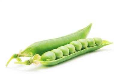 Beyaz arkaplanda taze yeşil bezelyeler.