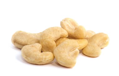 Beyaz arka planda kaju fıstığı yığını