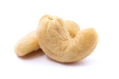 Beyaz arka planda kaju fıstığı