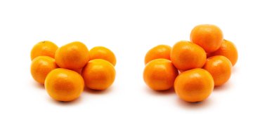 Beyaz arka planda olgun sulu mandalina