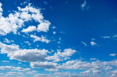 Mavi gökyüzünde beyaz bulutlar.