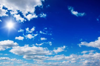 Mavi gökyüzünde beyaz bulutlar.