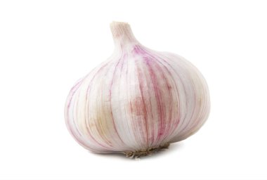 Beyaz arkaplanda sarımsak izole edilmiş.