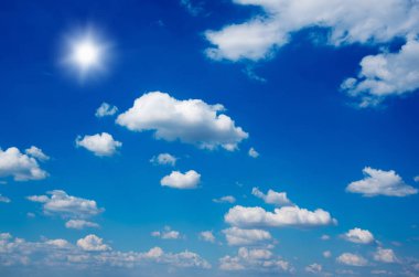 Mavi gökyüzünde beyaz bulutlar.