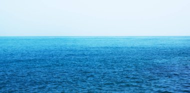 Dalgalı mavi deniz ve berrak mavi gökyüzü