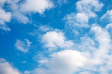 Mavi gökyüzünde beyaz bulutlar.