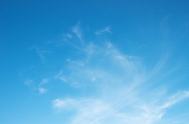 Beyaz bulutlu mavi gökyüzü arkaplanı