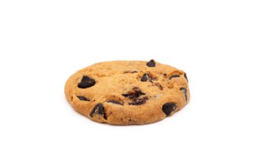 Beyaz üzerine izole edilmiş çikolatalı kurabiye.