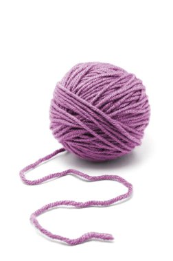 Beyaz arkaplanda iplik yumağı