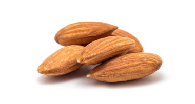 Beyaz üzerine izole edilmiş badem grubu