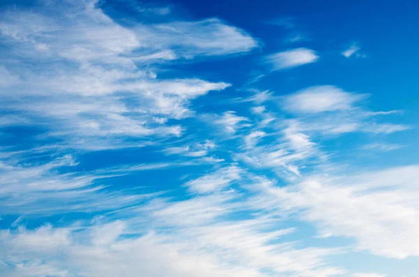 白い雲と青い空の背景 — ストック写真