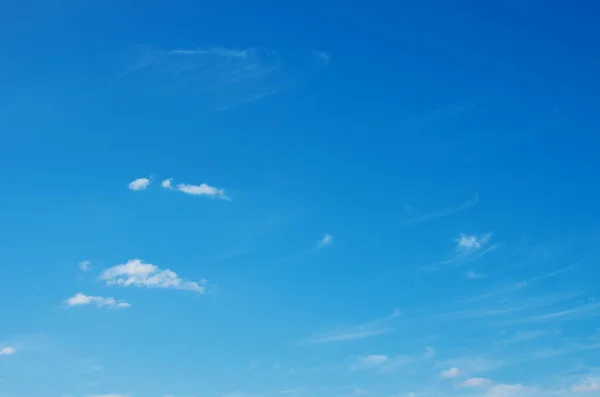 青空に白い雲 — ストック写真