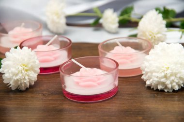 Mumlar ve çiçekler arka planda