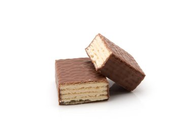 Çikolatalı waffle 'lar beyazda izole edilir.