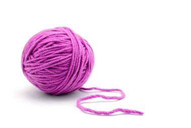 Beyaz arkaplanda iplik yumağı