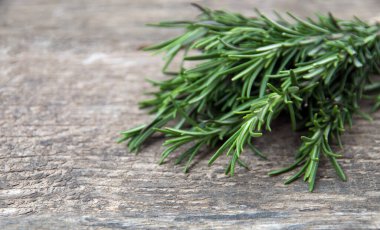 Tahtaya bağlanmış biberiye