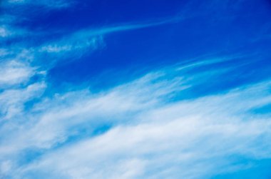 Mavi gökyüzünde beyaz bulutlar.