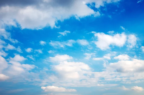 青空に白い雲 — ストック写真