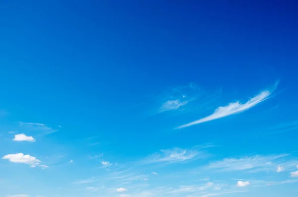 白い雲と青い空の背景 — ストック写真