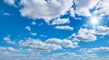 Mavi gökyüzünde beyaz bulutlar.