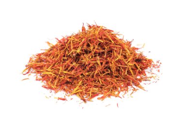 Kurutulmuş safran baharatı beyaz arkaplanda izole edilmiş..