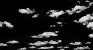 Siyah arkaplanda beyaz bulutlar