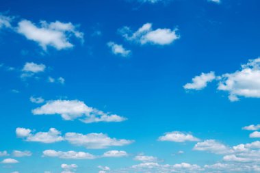 Mavi gökyüzünde beyaz bulutlar.