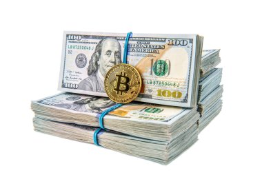 Beyaz arka plan kripto para madenciliği kavramına izole edilmiş dolar banknotlarından oluşan altın bitcoin..