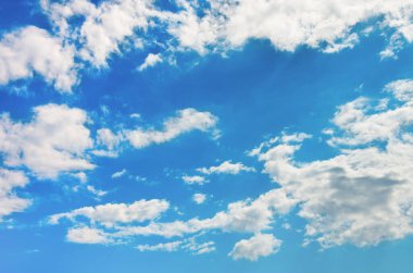 Mavi gökyüzünde beyaz bulutlar.