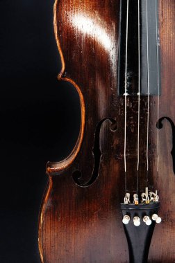 Orkestranın keman müzik aleti siyah üzerine izole edilmiş.