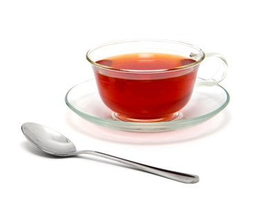 Beyaz arka planda bir bardak sıcak aromalı çay.