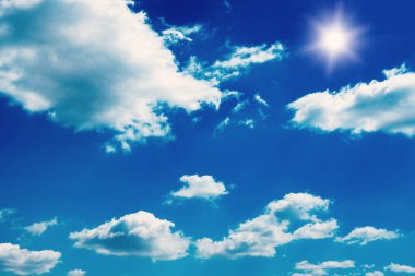 Parlak mavi gökyüzünde güneş.