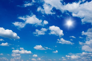 Mavi gökyüzünde beyaz bulutlar.