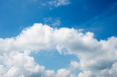 Mavi gökyüzünde beyaz bulutlar.