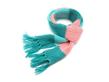 Beyaz bir arkaplanda örülmüş eşarp.