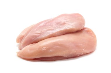 Çiğ tavuk göğsü filetosu beyaza izole edilmiş.