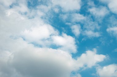 Beyaz bulutlu mavi gökyüzü arkaplanı