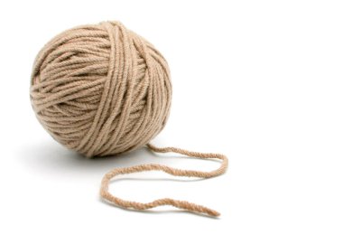 Beyaz arkaplanda iplik yumağı