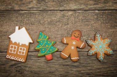 Ahşap arka planda zencefilli kurabiye.