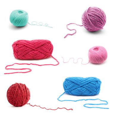 Beyaz arkaplanda iplik yumağı