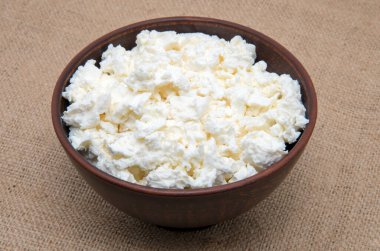 Kahverengi kâsede kaymak.