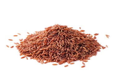 Beyaz arkaplanda yabani kırmızı pirinç yığını