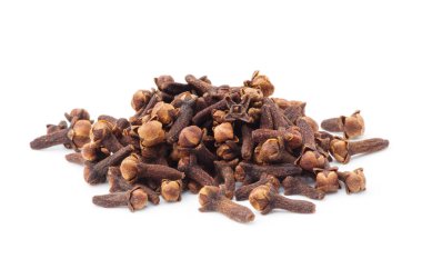 Beyaz arkaplanda baharat karanfilleri