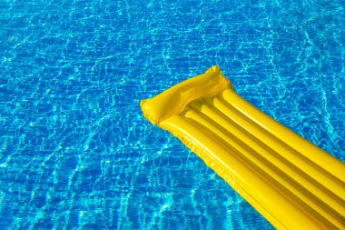 Havuzdaki Suyun Üzerinde Hava Sarı Yatak