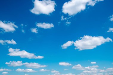 Mavi gökyüzünde beyaz bulutlar.