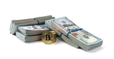 Beyaz arka plan kripto para madenciliği kavramına izole edilmiş dolar banknotlarından oluşan altın bitcoin..