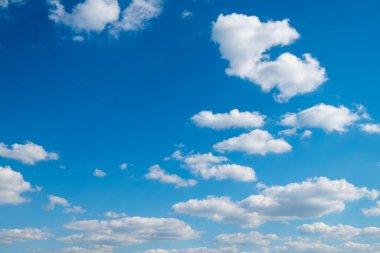 Mavi gökyüzünde beyaz bulutlar.