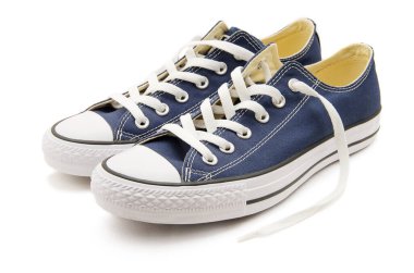 Bir çift yeni spor ayakkabı.