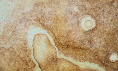 Kum taşından bir tuğlaya yakın, desenli bir arka plan.